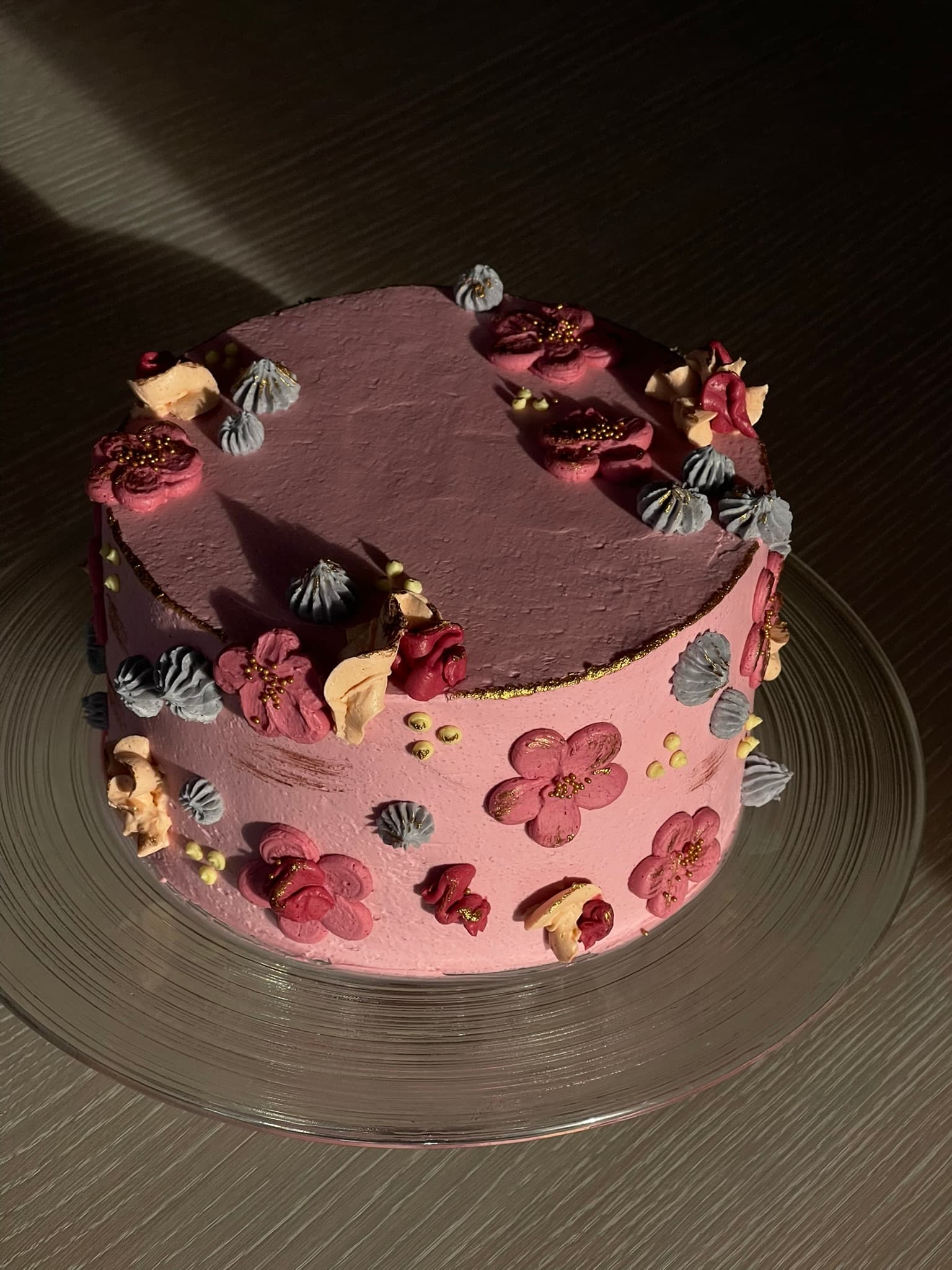 Kake dekorert med lilla blomster