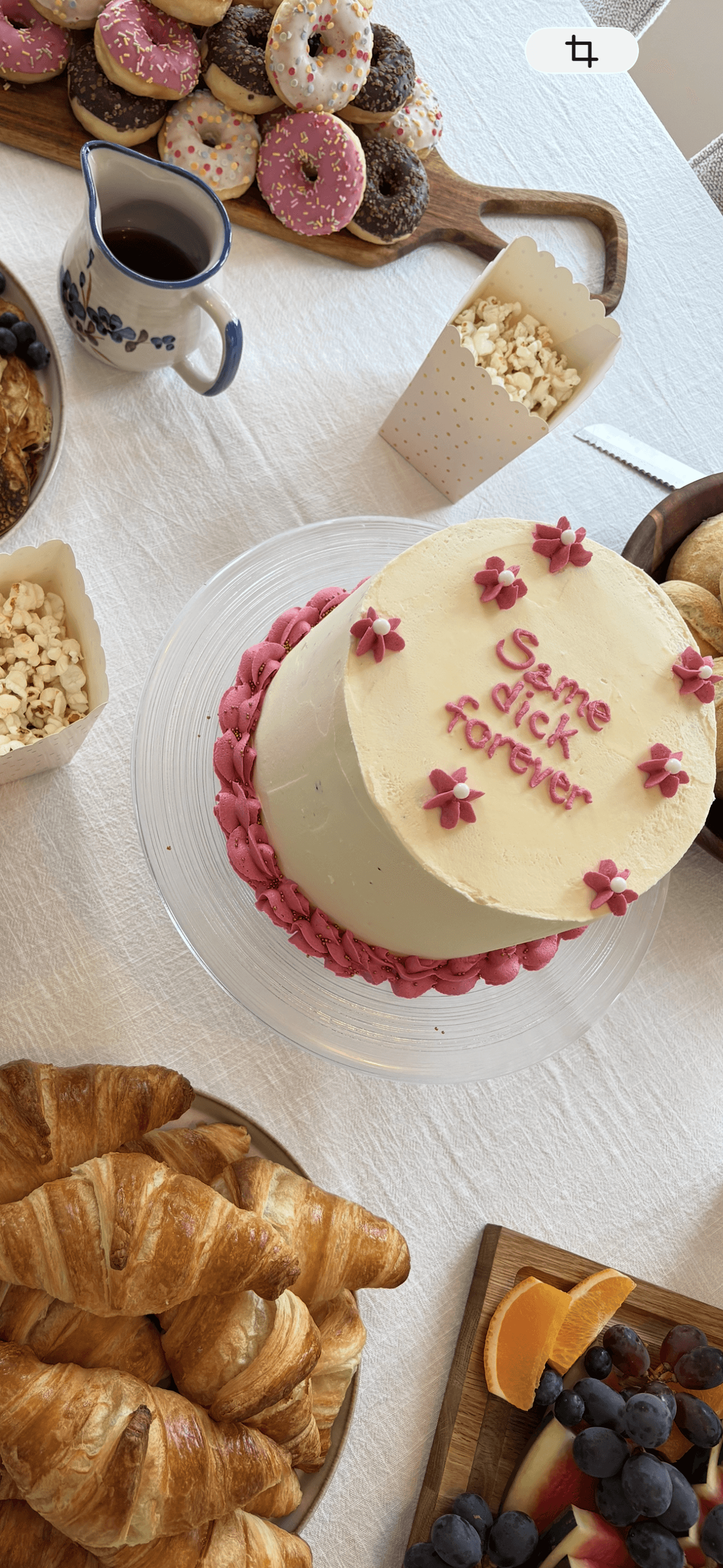 Pyntet forlovelseskake med blomster