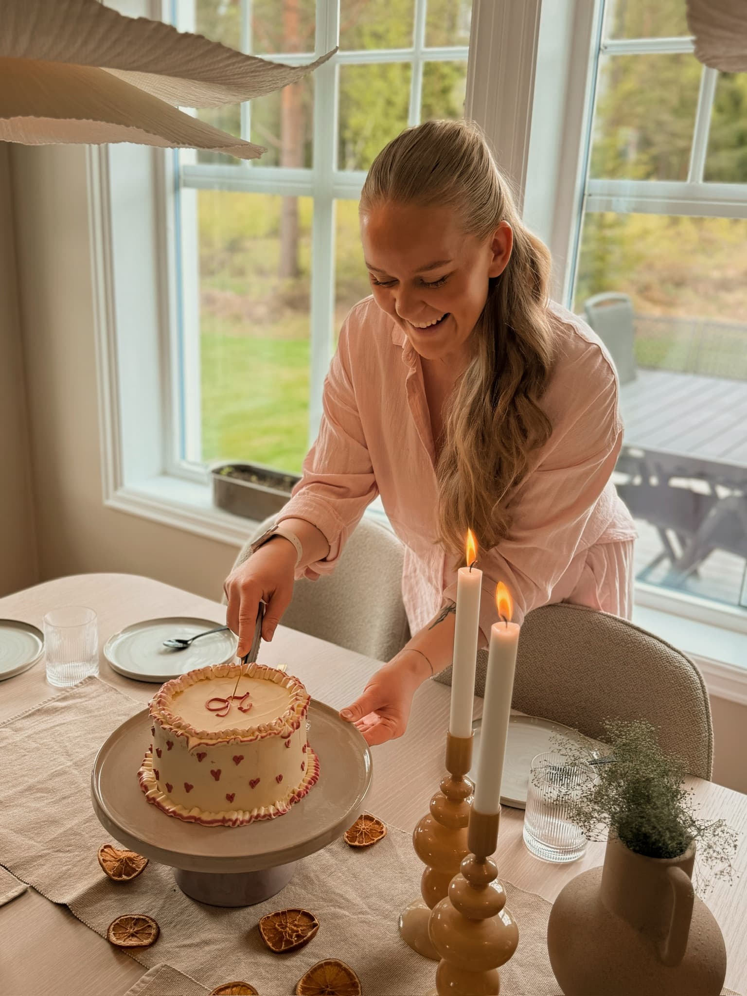 Pernille som kutter en av sine vintage-stil bursdagskaker